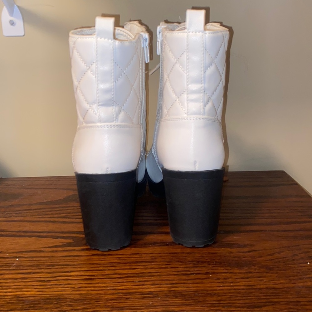 White tied heeled boots - Picture 3 of 4